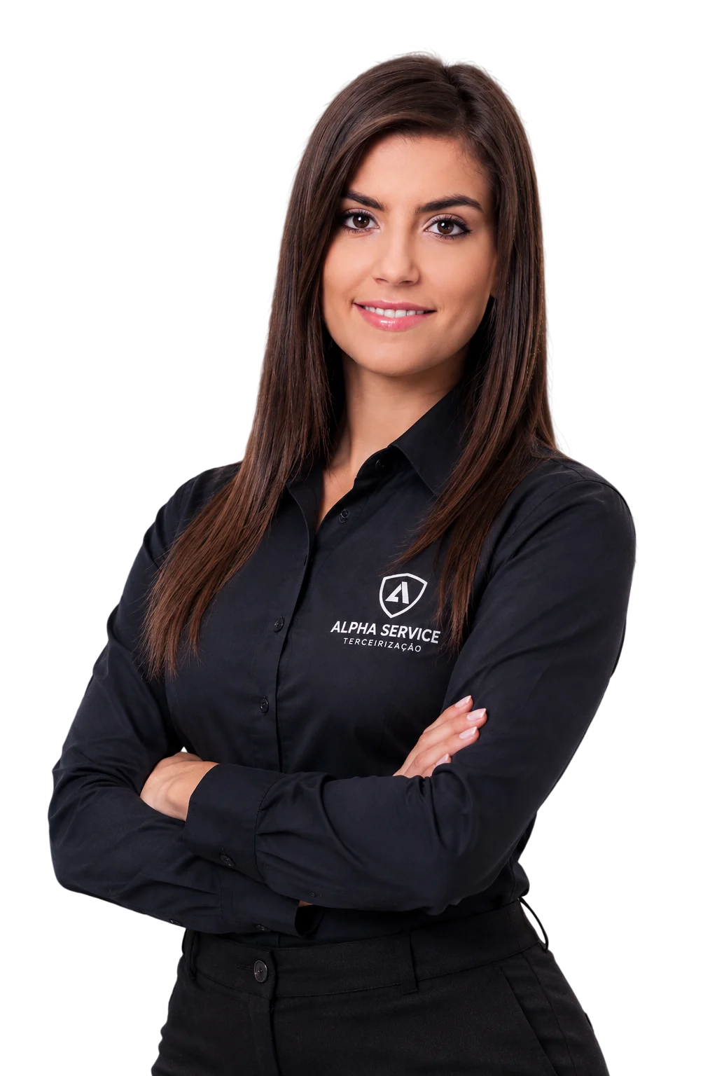 Atendente da Alpha Service, de camisa preta com o logo da empresa e os braços cruzados